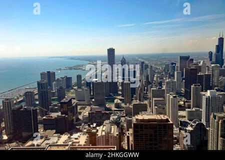 Blick auf die Innenstadt von Chicago und den Lake Michigan, Blick nach Süden vom John Hancock Center, Chicago, Illinois' Stockfoto