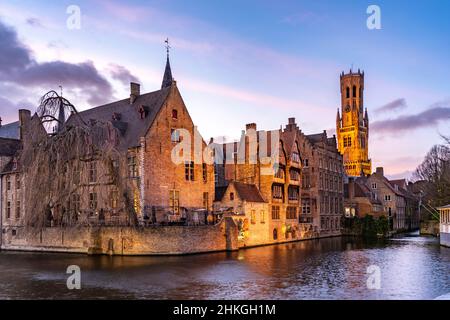 Gracht Rozenhoedkaai mit Belfried in der Abenddämmerung, Brügge, Belgien | der Rozenhoedkaai-Kanal mit dem Glockenturm in der Abenddämmerung, Brügge, Belgien, europa Stockfoto