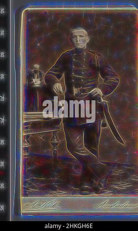 Inspiriert von Portrait eines unbekannten Mannes in Uniform, Adrianus Kok, Amsterdam, 1891 - 1911, Papier, Albumenprint, Höhe 104 mm × Breite 61 mm, neu gestaltet von Artotop. Klassische Kunst neu erfunden mit einem modernen Twist. Design von warmen fröhlichen Leuchten der Helligkeit und Lichtstrahl Strahlkraft. Fotografie inspiriert von Surrealismus und Futurismus, umarmt dynamische Energie der modernen Technologie, Bewegung, Geschwindigkeit und Kultur zu revolutionieren Stockfoto