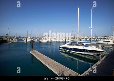 Boote und Yachten in Marina rubicon Hafen playa blanca Lanzarote Kanarische Inseln Spanien Stockfoto