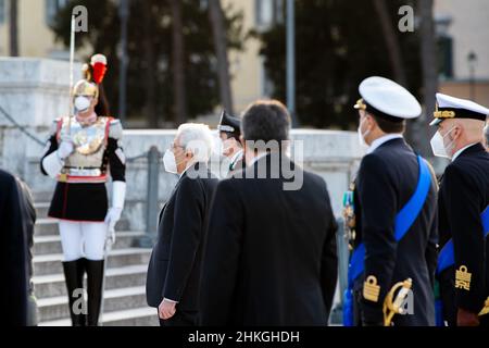 5. Dezember 2021, Rom, Italien: Der Präsident der Italienischen Republik Sergio Mattarella, nachdem er vereidigt wurde und in Montecitorio eine Rede mit den versammelten Kammern gehalten hat, würdigt den unbekannten Soldaten mit einem Lorbeerkranz zusammen mit Premierminister Mario Draghi. .nach der Begrüßung durch den Bürgermeister von Rom Roberto Gualtieri erreichte er mit der Begleitung der berittenen Kürassiers den Quirinale Palast an Bord eines historischen Lancia. (Bild: © Riccardo Fabi/Pacific Press via ZUMA Press Wire) Stockfoto