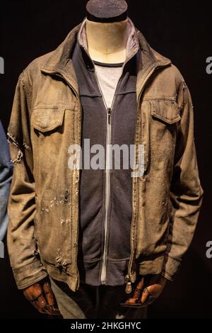 Leavesden, Großbritannien - Januar 9th 2022: Kleidung, die von Daniel Radcliffe als Harry Potter getragen wird, wird bei der Making of Harry Potter Tour im Warner Bros. Ausgestellt Stockfoto