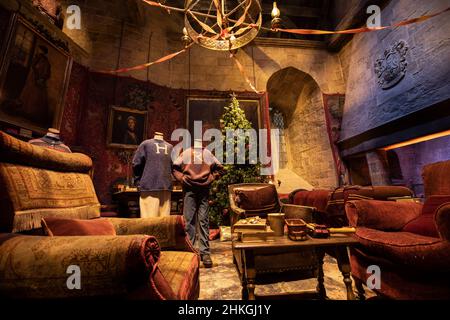 Leavesden, Großbritannien - 9th 2022. Januar: Das Set des Gryffindor Gemeinschaftsraums und Kostüme, die bei der Making of Harry Potter Tour in den Warner Bros. Zu sehen sind Stockfoto