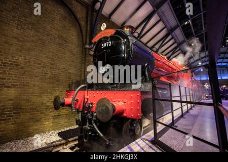 Leavesden, Großbritannien - 9th 2022. Januar: Der Hogwarts Express-Zug, zu sehen bei der Making of Harry Potter Tour in den Warner Bros. Studios in Leavesden, Stockfoto