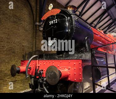 Leavesden, Großbritannien - 9th 2022. Januar: Der Hogwarts Express-Zug wird bei der Making of Harry Potter-Tour in den Warner Bros. Studios in Leavesden, N, ausgestellt Stockfoto