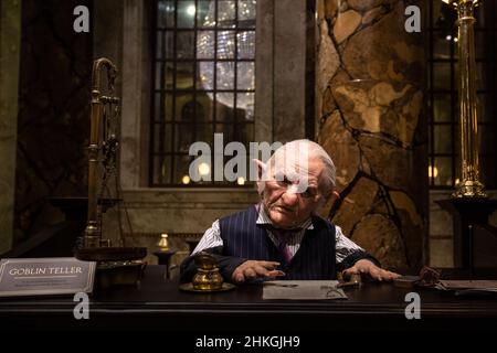Leavesden, Großbritannien - 9th 2022. Januar: Goblin Teller auf dem beeindruckenden Set der Gringotts Wizarding Bank, bei der Making of Harry Potter Tour im Warner Br Stockfoto