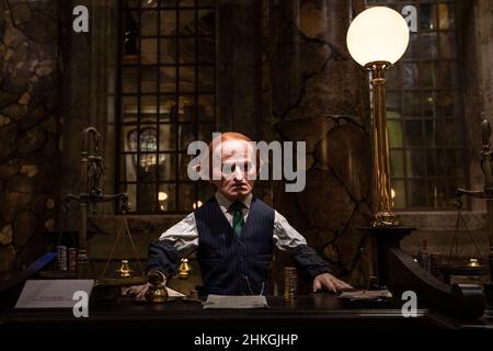 Leavesden, Großbritannien - 9th 2022. Januar: Goblin Teller auf dem beeindruckenden Set der Gringotts Wizarding Bank, bei der Making of Harry Potter Tour im Warner Br Stockfoto