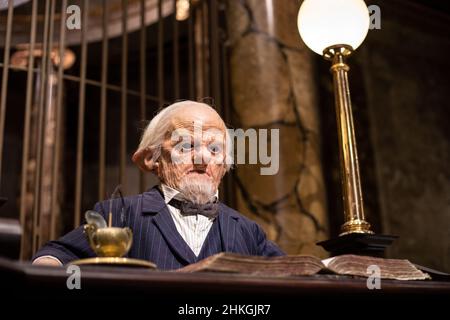 Leavesden, Großbritannien - 9th 2022. Januar: Goblin Teller auf dem beeindruckenden Set der Gringotts Wizarding Bank, bei der Making of Harry Potter Tour im Warner Br Stockfoto
