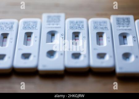 Reihe positiver Covid-19-Schnelltests mit lateralem Flussantigen für zu Hause Stockfoto