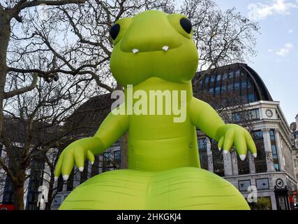 Leicester Square, London, Großbritannien. 4th. Februar 2022. Aufblasbarer Charakter in Leicester Square, um die Öffnung von Jackass Forever zu fördern. Kredit: Matthew Chattle/Alamy Live Nachrichten Stockfoto