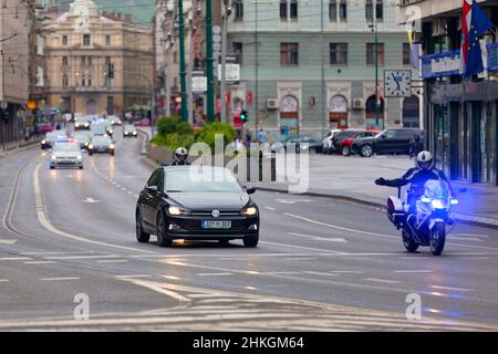 Sarajevo, Bosnien und Herzegowina - 26 2019. Mai: Polizeifahrer fordern einen Fahrer auf, den Kurs zu ändern, um einen offiziellen Konvoi passieren zu lassen. Stockfoto