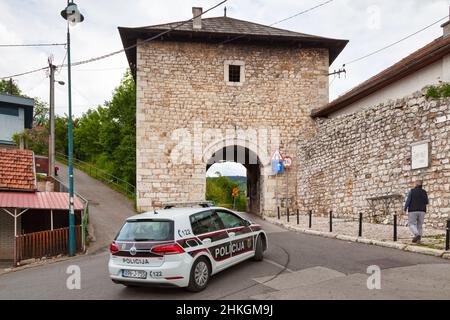 Sarajevo, Bosnien und Herzegowina - 26 2019. Mai: Polizeiauto patrouilliert beim Visegrad-Tor. Stockfoto