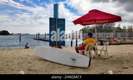 Sentosa, Singapur - 09 2018. September: Rettungsschwimmer an der Beach Patrol Station von Siloso Beach auf der Insel Sentosa. Stockfoto