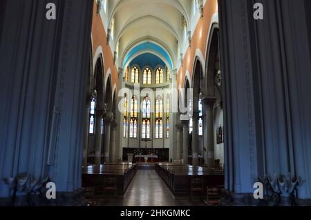 Hauptaltar und Buntglasfenster der Kapuzinerkirche unserer Lieben Frau von Lourdes in Rijeka.die Kirche ist ein Beispiel für Eklektizismus in Rijeka. Stockfoto