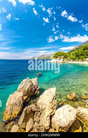 Felsküste und Strand an der Adria im Brela Resort in Kroatien, Europa. Stockfoto