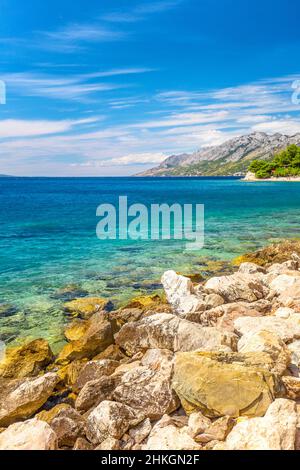 Felsküste der Adria im Ferienort Brela in Kroatien, Europa. Stockfoto