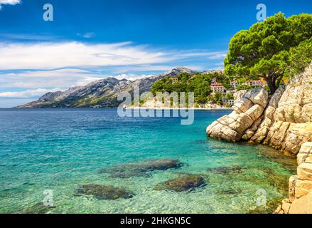 Felsküste der Adria im Ferienort Brela in Kroatien, Europa. Stockfoto