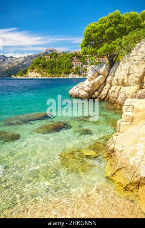 Felsküste der Adria im Ferienort Brela in Kroatien, Europa. Stockfoto