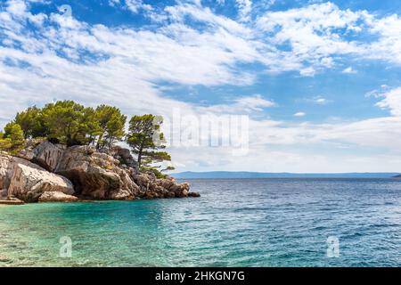 Felsküste der Adria im Ferienort Brela in Kroatien, Europa. Stockfoto