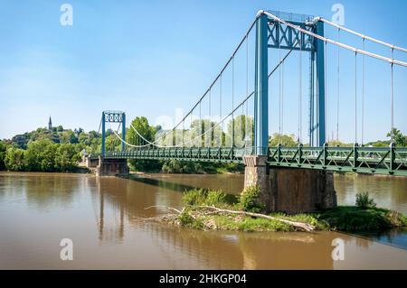 Brücke über die Loire zwischen Les Rosiers und Gennes-Val-de-Loire Stockfoto