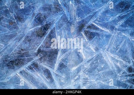 Transluzenter Hintergrund aus Eisstruktur. Stockfoto