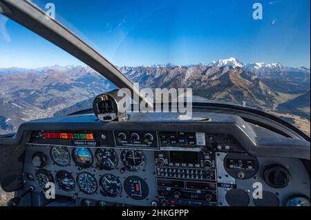 Eine fantastische Aufnahme der European Mountain Ranges aus dem Inneren eines Hubschraubers. Stockfoto