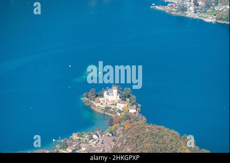Blick aus der Vogelperspektive auf eine kleine Stadt an der Küste eines Ozeans. Stockfoto