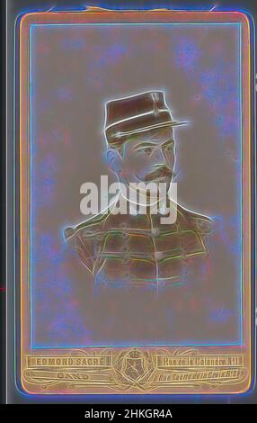 Inspiriert vom Porträt eines unbekannten Mannes in Uniform, Edmond Sacré, Gent, 1900 - 1914, Barytapapier, Höhe 105 mm × Breite 63 mm, neu gestaltet von Artotop. Klassische Kunst neu erfunden mit einem modernen Twist. Design von warmen fröhlichen Leuchten der Helligkeit und Lichtstrahl Strahlkraft. Fotografie inspiriert von Surrealismus und Futurismus, umarmt dynamische Energie der modernen Technologie, Bewegung, Geschwindigkeit und Kultur zu revolutionieren Stockfoto
