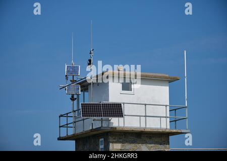 Solarbetriebenes Kommunikationsfeld auf der National Coastwatch Institution Porthdinllaen Station, Wales Stockfoto