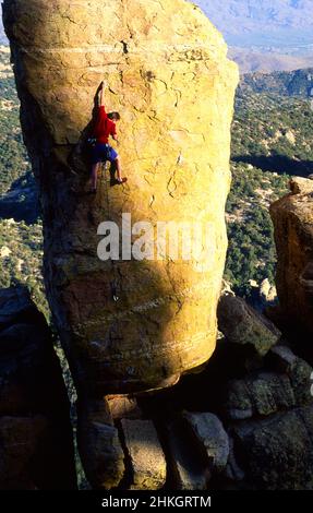 Männer klettern am Windy Point. Santa Catalina Mountains, Arizona Stockfoto