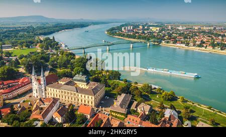 Blick auf die ungarische Altstadt von der Basilika in Esztergom, der Donau und der Grenzbrücke zur Stadt Sturovo in der Slowakei. Stockfoto