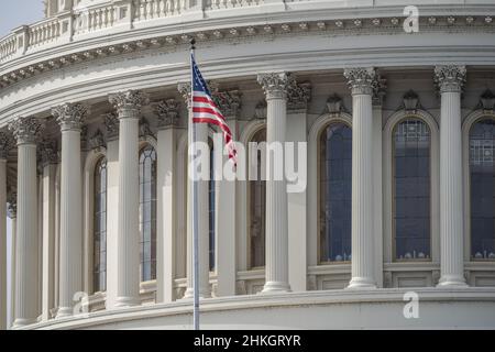 Washington DC - 23. Januar 2022 - Nahaufnahme der amerikanischen Flagge über dem Eingang des US-Kapitolgebäudes. Stockfoto