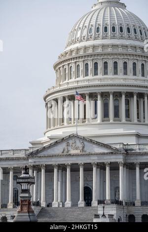 Washington DC - 23. Januar 2022 - amerikanische Flagge über dem Eingang des US Capitol Building. Stockfoto