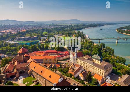 Blick auf die historische Stadt von der Basilika Esztergom in Ungarn. Die Donau und die Grenzbrücke zur Stadt Sturovo in der Slowakei. Stockfoto