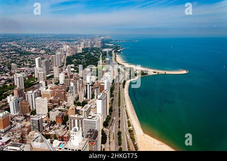 Luftaufnahme mit Blick nach Norden auf den Lake Shore Drive, von der Aussichtsplattform des John Hancock Center, Chicago, Illinois' Stockfoto