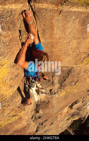 Männer klettern am Windy Point. Santa Catalina Mountains, Arizona Stockfoto