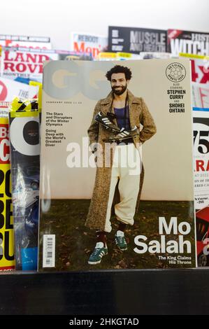 Fußballer Mo Salah auf der Titelseite des GQ Magazins auf einem Zeitungsstand im britischen Regal, Ausgabe Februar 2022 Stockfoto