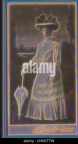 Inspiriert von Portrait einer unbekannten Frau mit Hut und Regenschirm, Franz Reissig, Breda, 1900 - 1914, Barytapapier, Silbergelatine Print, Höhe 124 mm × Breite 65 mm, neu gestaltet von Artotop. Klassische Kunst neu erfunden mit einem modernen Twist. Design von warmen fröhlichen Leuchten der Helligkeit und Lichtstrahl Strahlkraft. Fotografie inspiriert von Surrealismus und Futurismus, umarmt dynamische Energie der modernen Technologie, Bewegung, Geschwindigkeit und Kultur zu revolutionieren Stockfoto
