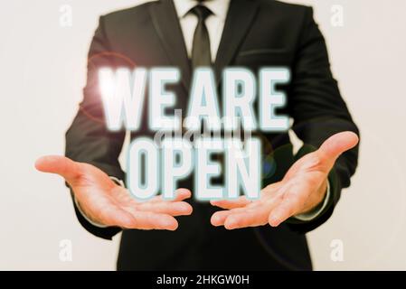 Textschild mit der Aufschrift „Wir sind offen“. Wort geschrieben auf We are Open Presenting New Plans and Ideas Demonstring Planning Process Stockfoto