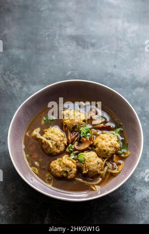 Hoisin-Entenbrühe mit Hühnerknödeln Stockfoto