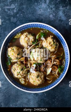 Hoisin-Entenbrühe mit Hühnerknödeln Stockfoto