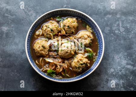 Hoisin-Entenbrühe mit Hühnerknödeln Stockfoto