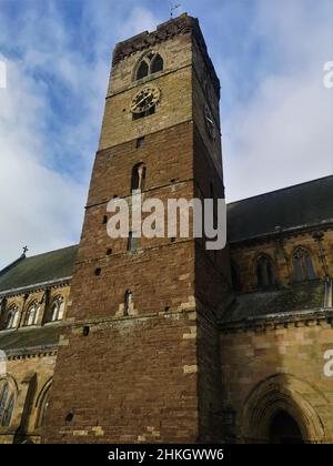 Außenansicht des großen mittelalterlichen Kathedralengebäudes im Dorf Dunblane, Schottland. Stockfoto