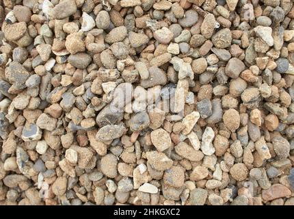 Eine Textur aus einem Haufen von Rennbahn-Kies. Aroma Stein, Kieselsteine am Strand, Steinstein Hintergrund Stockfoto