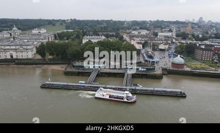 Andocken des Ausflugsboots am Greewich Pier cutty sark im Hintergrund Luftdrohnenansicht 2021 Stockfoto