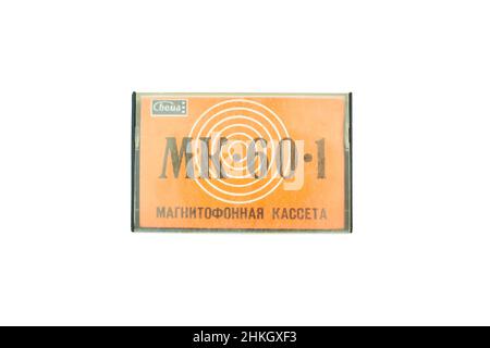 Audio-Kompaktkassette. Audiokassette auf weißem Hintergrund, Vorderansicht. Analoges Format für Audio-Wiedergabe und -Aufnahme Stockfoto