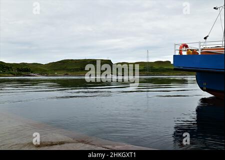 Ein Blick auf die Insel Luing von der Slipway bei Cuan Ferry auf der Insel Seil in den schottischen Westhochland. Stockfoto