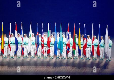 Die Nationalflaggen werden während der Eröffnungszeremonie der Olympischen Winterspiele 2022 in Peking im Nationalstadion von Peking in China gezeigt. Bilddatum: Freitag, 4. Februar 2022. Stockfoto