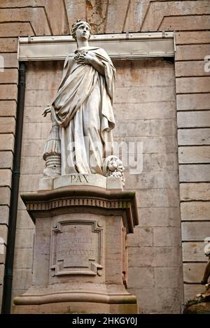 Collegiale Notre-Dame de Dole, Pax-Brunnen, Jura, Bourgogne-Franche-Comte, Frankreich, Europa Stockfoto