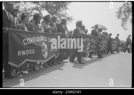 Demonstranten, die Gewerkschaftsbanner trugen, darunter eine Aufschrift: „Corrugated Local RWDSU District 65, AFL-CIO“ während des Marsches auf Washington, 28. August 1963. Foto von Marion S Trikosko Stockfoto